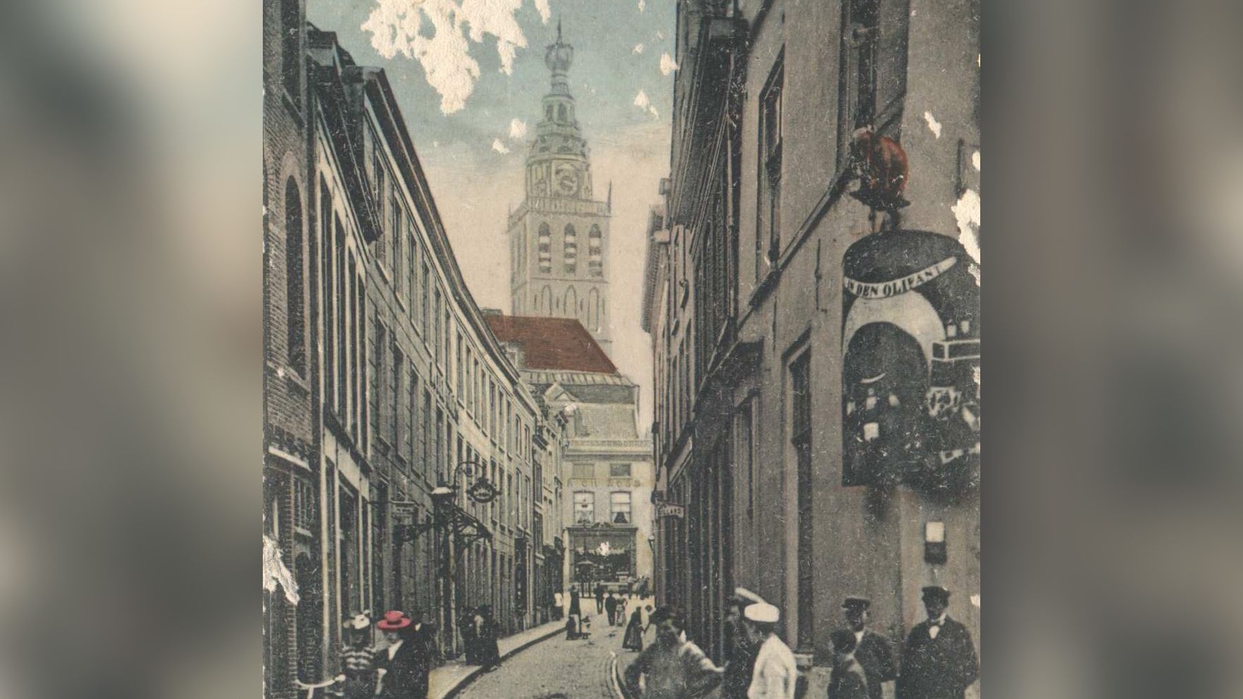 De Priemstraat rond 1900. Op de foto rechts de handel in koloniale waren ''De olifant'. Met een beeldje van een olifant boven de ingang.   